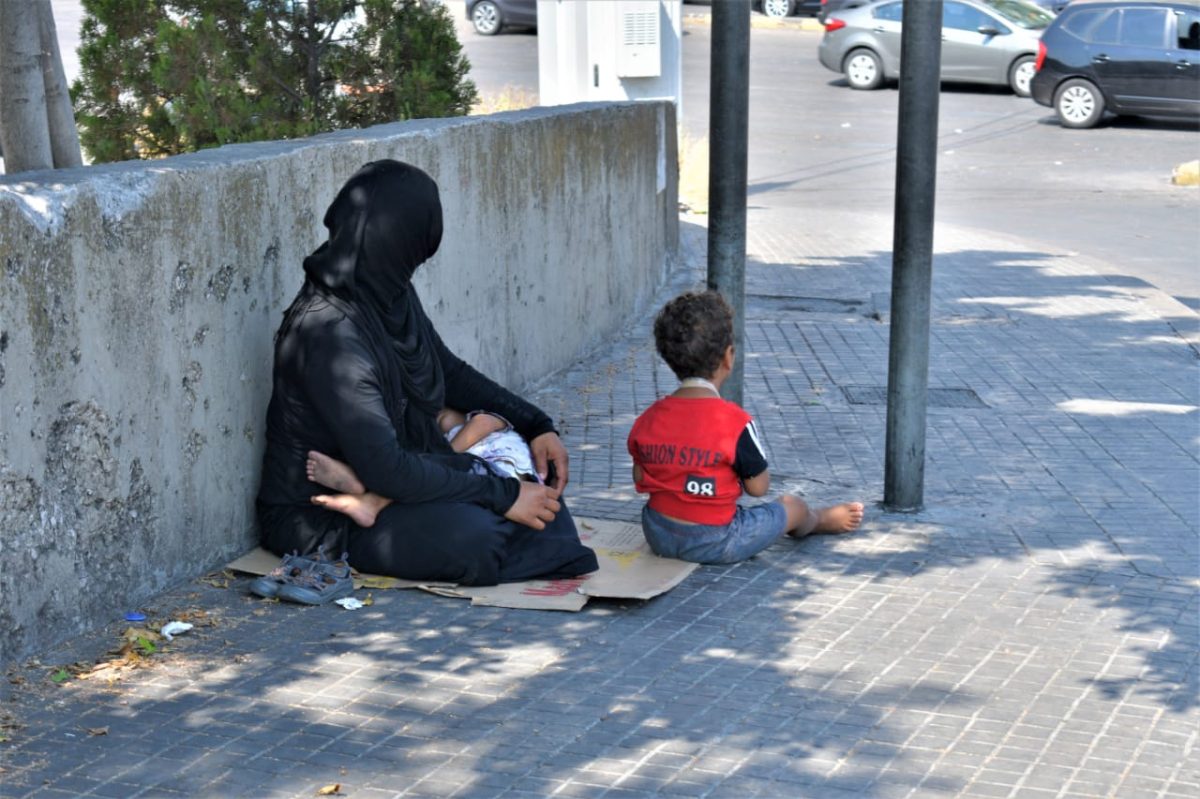 37_Mother and child on street